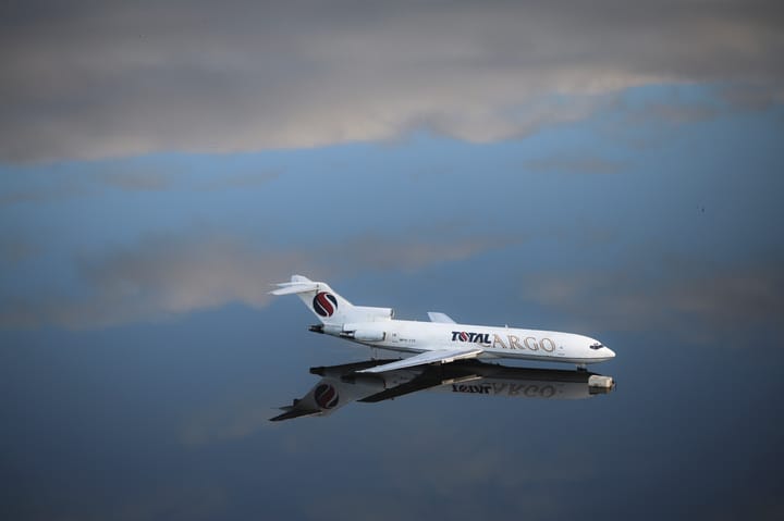 Avião em uma pista alagada